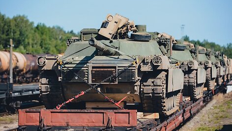 Į Gaižiūnų geležinkelio stotį atvykusi JAV karinė technika (tankai &bdquo;Abrams&ldquo;) ruo&scaron;iami transportavimui į Ruklos karinėje įguloje esančius padalinius.