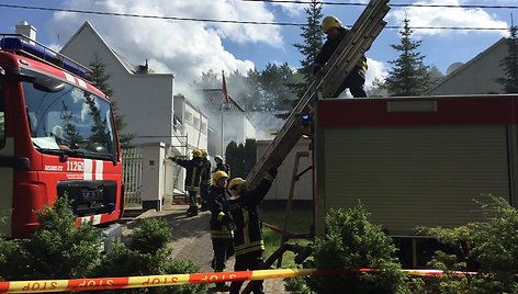 Vilniuje, Nugalėtojų gatvėje, užsidegė namo stogas