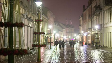 Kaunas puo&scaron;iasi Kalėdoms: sužibo keli kilometrai girliandų ir tūkstančiai dekoracijų