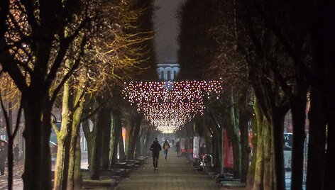 Kaunas puo&scaron;iasi Kalėdoms: sužibo keli kilometrai girliandų ir tūkstančiai dekoracijų