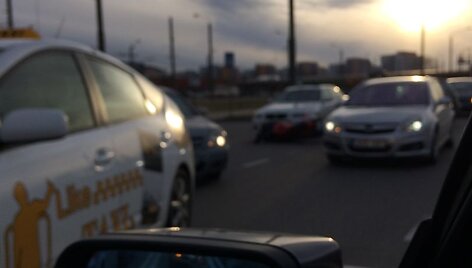 &Scaron;iaurės miestelyje susidūrė motociklas ir BMW automobilis