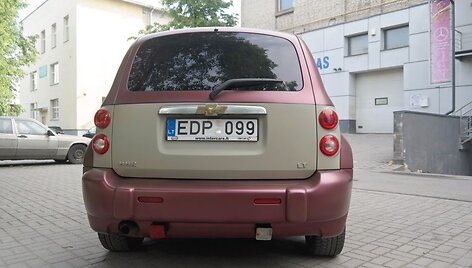 Automobilis, perdažytas &bdquo;Plastidip&ldquo; dažais
