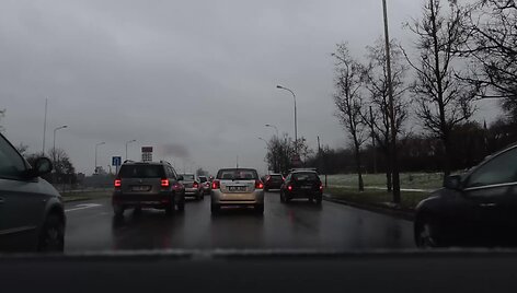 ar-vaziavimas-trimis-eilemis-dvieju-juostu-kelyje-didina-eismo-pralaiduma-ar-tai-ydinga-praktika