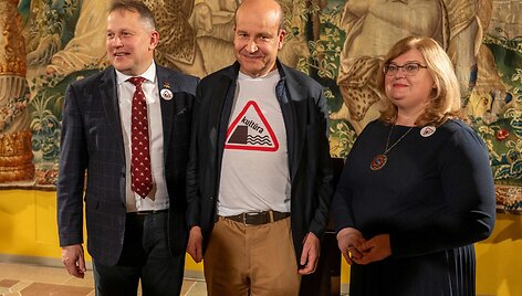 Kunigaik&scaron;tis Motiejus Radvila su muziejaus vadovu dr. Vydu Dolinsku, jo pavaduotoja dr. Ramune &Scaron;migelskyte-Stukiene