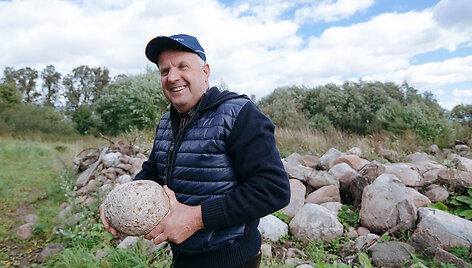 Ūkininko Gediminas Ali&scaron;ausko sodyboje lauko akmenys virsta puo&scaron;mena