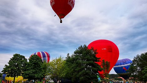 Ne kasdien orai buvo palankūs pilotams – du skrydžiai buvo atšaukti