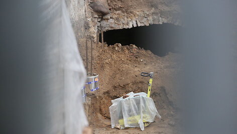 Raugyklos gatvėje archeologai aptiko galima karo laikų sprogmenį