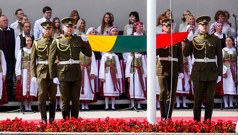 Iškilminga valstybės vėliavų pakėlimo ceremonija S. Daukanto aikštėje