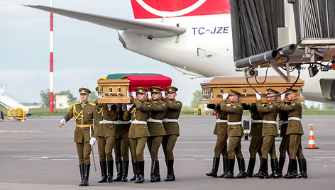 Mykolo Biržiškos ir jo žmonos palaikų Vilniaus oro uoste ceremonija