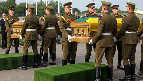 Mykolo Biržiškos ir jo žmonos palaikų Vilniaus oro uoste ceremonija