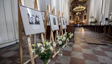 Visuomenė &Scaron;v. Jonų bažnyčioje atsisveikina su Birži&scaron;kų giminės palaikais