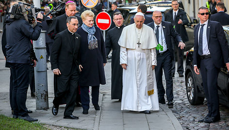 Popiežius meldžiasi buvusio Vilniaus geto vietoje