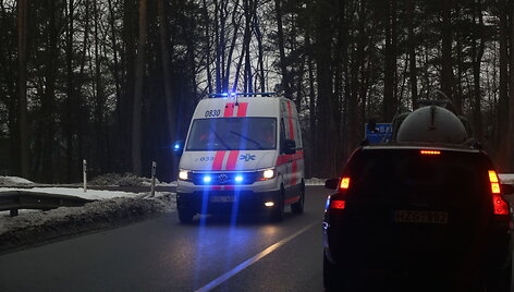 &Scaron;alia įvažiavimo į Vaidotus apvirto atliekas vežęs vilikas