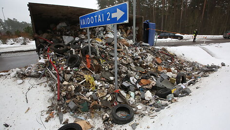 &Scaron;alia įvažiavimo į Vaidotus apvirto atliekas vežęs vilikas