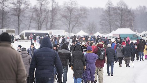 Į Sartus susirinko tūkstančiai žiūrovų stebėti tradicinių žiemos lenktynių