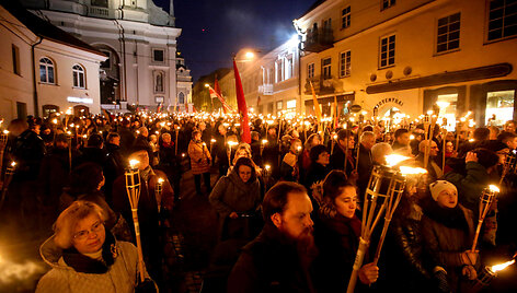 Vasario 16-osios eisena su deglais &bdquo;Liepsnų mar&scaron;as&ldquo;