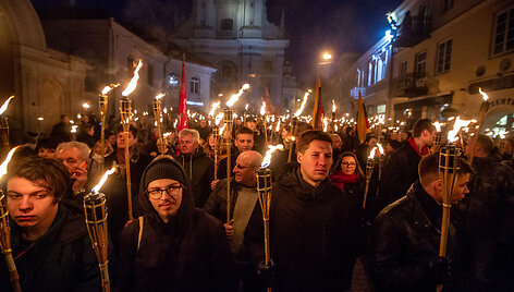 Vasario 16-osios eisena su deglais &bdquo;Liepsnų mar&scaron;as&ldquo;