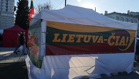A.Juozaičio rinkiminio &scaron;tabo palapinė Luki&scaron;kių aik&scaron;tėje &scaron;e&scaron;tadienį