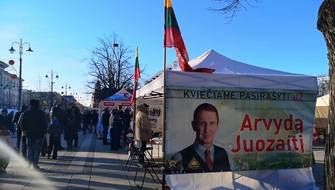 A.Juozaičio rinkiminio &scaron;tabo palapinė Luki&scaron;kių aik&scaron;tėje &scaron;e&scaron;tadienį