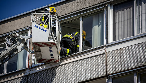 Gelbėtojai vadavo balkone vaiko užtrenktą moterį
