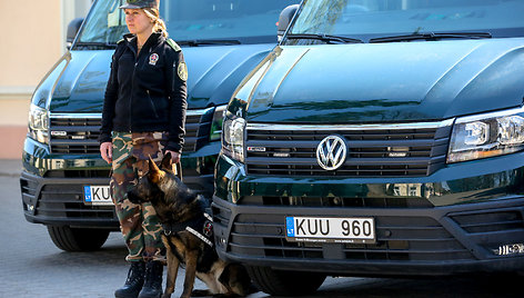 Pasieniečių kinologams perduoti nauji automobiliai