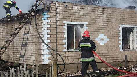 &Scaron;alčininkų rajone, Krakūnų kaime kilęs gaisras sunaikino apie 20 pastatų