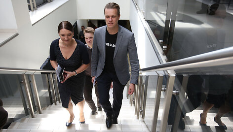 Gabrielius Landsbergis su &scaron;eima balsuoja i&scaron;ankstiniuose rinkimuose