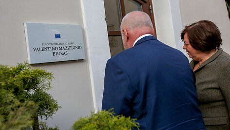 Valentinas Mazuronis laukia rinkimų rezultatų savo &scaron;tabe