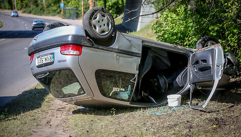 Oskaro MIla&scaron;iaus gatvėje apsivertė automobilis &bdquo;Peugeot&ldquo;