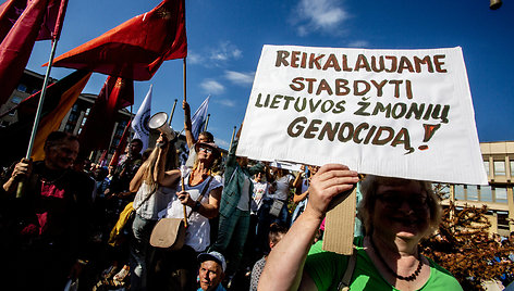 Prie Seimo vyksta protestas dėl planuojamo Vyriausybės ribojimų neturintiems Galimybių paso