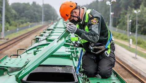 Muitinės pareigūnas tikrina krovininį vagoną su trąšomis Stasylų (Šalčininkų r.) geležinkelio stotyje  