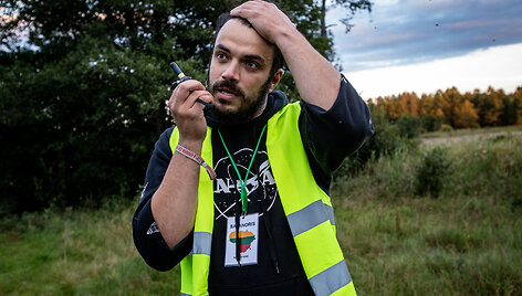 Rūdninkų kaimo savisaugos būrio narys Marijus patruliuoja &scaron;alia migrantų stovyklos