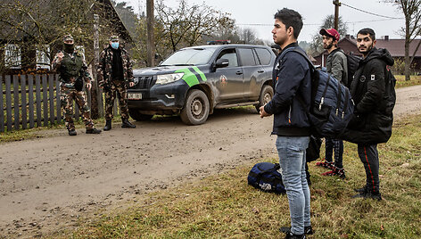 Pasieniečiai Musteikos kaime (Varėnos r.) sulaiko migrantų grupę  