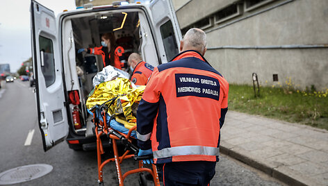 Greitosios medicinos pagalbos darbuotojai suteikia pagalbą Vilniaus Žvejų gatvėje automobilio partrenktam vaikui
