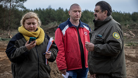 Atliekas užkasęs Jeronimas Matulevičius apklausiamas aplinkosaugininkų