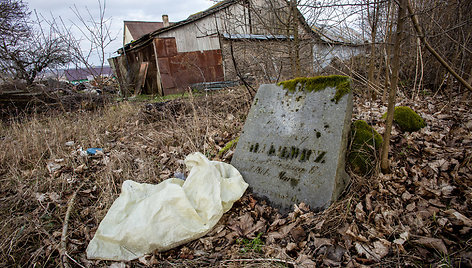 Apleista ir apteršta Rudaminos (Vilniaus raj.) cerkvė ir jos šventorius