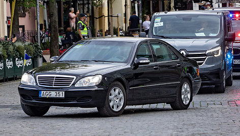 Šarvuotas Mercedes, kuriuo NATO viršūnių susitikimo metu buvo vežiojamas Ukrainos prezidentas Volodymyras Zelenskis