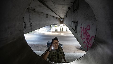 Vilniaus Lazdynų tiltą per Nerį nuo sprogmenų tikrina Pulkininko Juozo Vitkaus inžinerijos bataliono sprogmenų specialistai