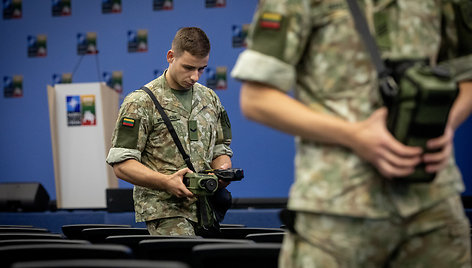 Jungtinė pareigūnų ir karių CBRN komanda nuo cheminio, biologinio ir radiologinio pavojaus tikrina NATO viršūnių susitikimo Vilniuje vieną iš pagrindinių salių