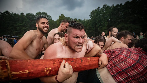 Festivalio „Mėnuo juodaragis“ metu žaidžiamas rąstplėšis – senasis lietuvių jėgos žaidimas 