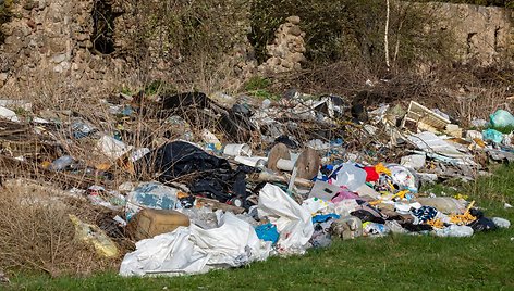 Keliasdešimt metų Asvejos ežero pašonėje veikiantis nelegalus sąvartynas 