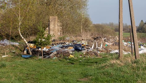 Keliasde&scaron;imt metų Asvejos ežero pa&scaron;onėje veikiantis nelegalus sąvartynas 