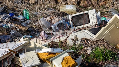 Keliasdešimt metų Asvejos ežero pašonėje veikiantis nelegalus sąvartynas 