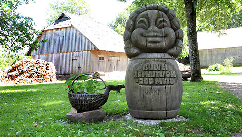 Paminklas bulvei Nasrėnuose