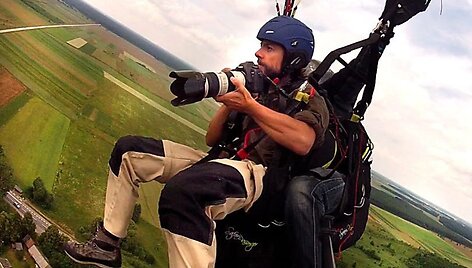 Fotožurnalistas Vidmantas Balkūnas fotografuoja skrisdamas parasparniu