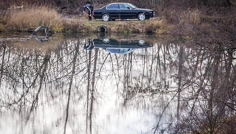 Vaikinas plauna BMW Verkių regioniniame parke