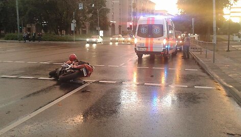 Prie Baltojo tilto motociklas atsitrenkė į čekų turistų automobilį