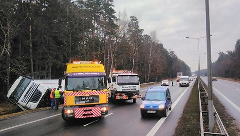 Ties Rumšiškėmis nuo kelio nuvažiavo vilkikas