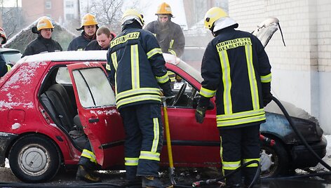 &Scaron;akiuose prie Jaunystės gatvės daugiabučio užsidegė "VW Golf" automobilis