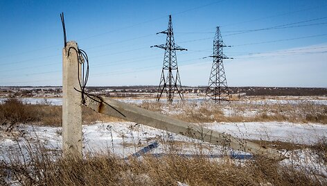 Artilerijos ap&scaron;audymo metu nuverstas elektros stulpas